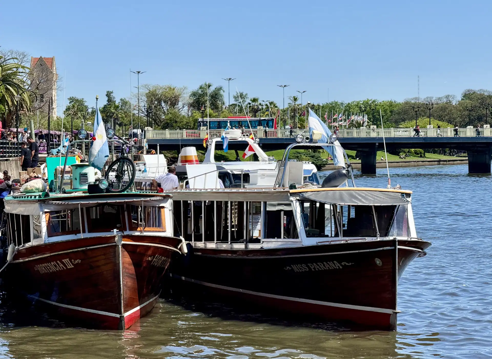 Embarcaciones de paseo en Delta del Tigre.