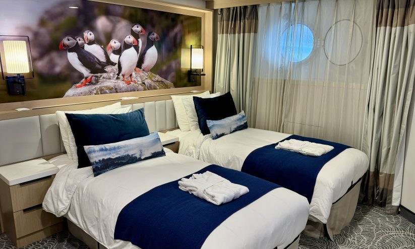 Camarote compartido en el Ocean Albatros con dos camas y ojo de buey Antártida 2024