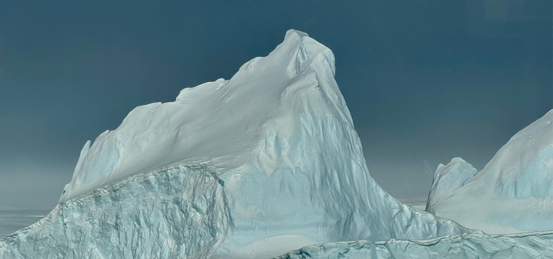 Iceberg en la Península Antártica visto desde el barco expedicionario Ocean Albatros, noviembre 2024