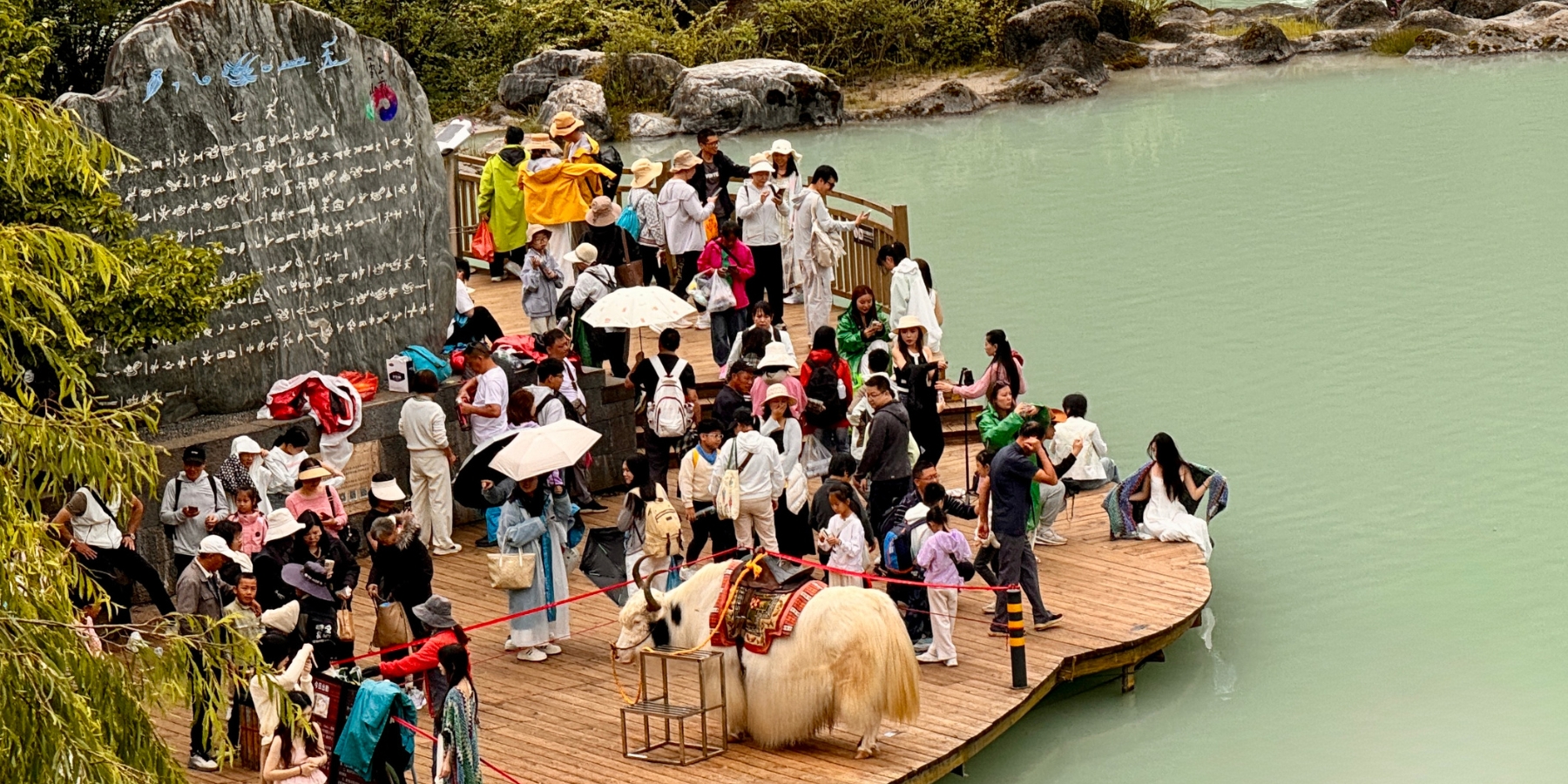 Turistas en la Montaña Nevada del Dragón de Jade, Lijiang, China