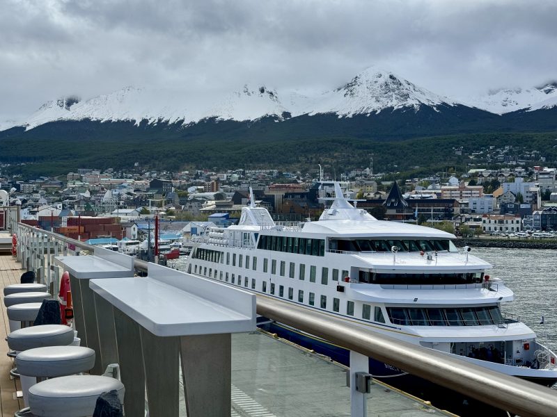 Vista desde la cubierta del Ocean Albatros en el puerto de Ushuaia antes de partir hacia la Antártida