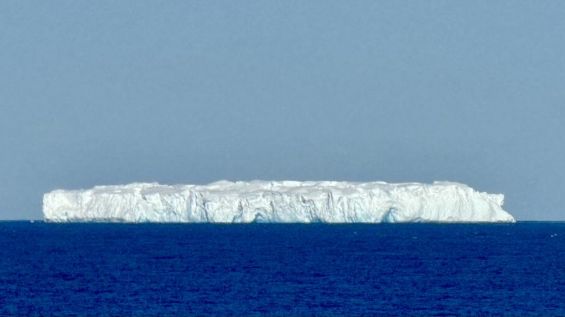 Iceberg tabular en el Pasaje de Drake, señal de que el cruce hacia la Antártida está casi completado