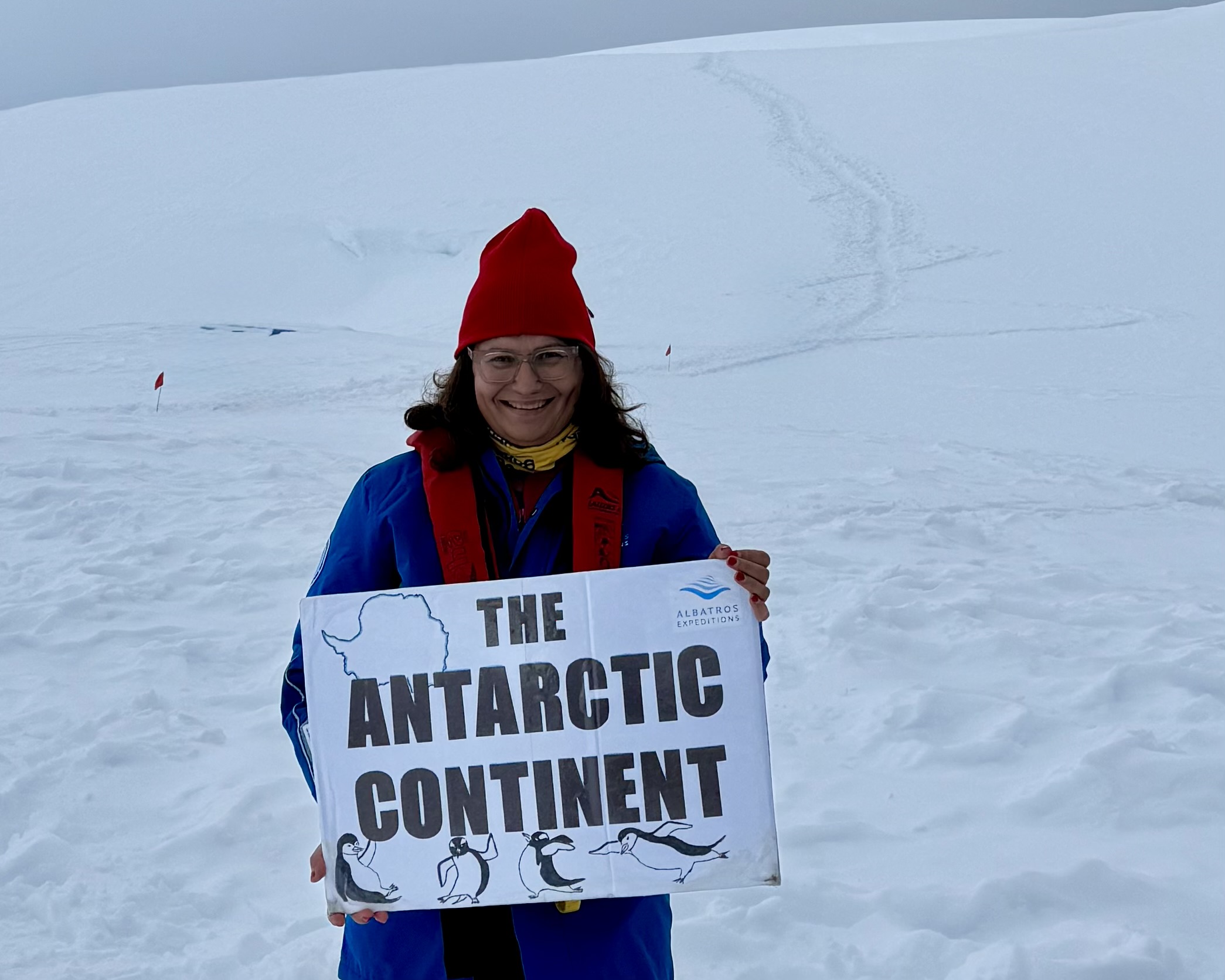 María Luz Rodríguez con cartel Antártida expedición Ocean Albatros noviembre 2024