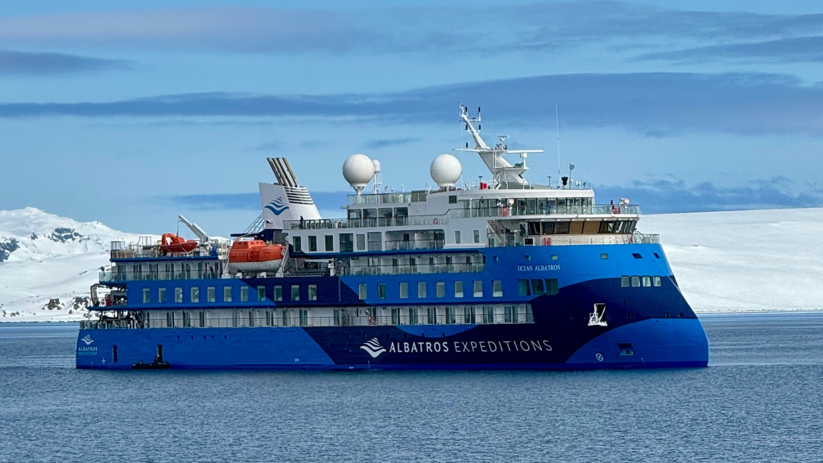 Barco Ocean Albatros con casco X-Bow y estabilizadores retráctiles para minimizar el mareo en el Pasaje de Drake