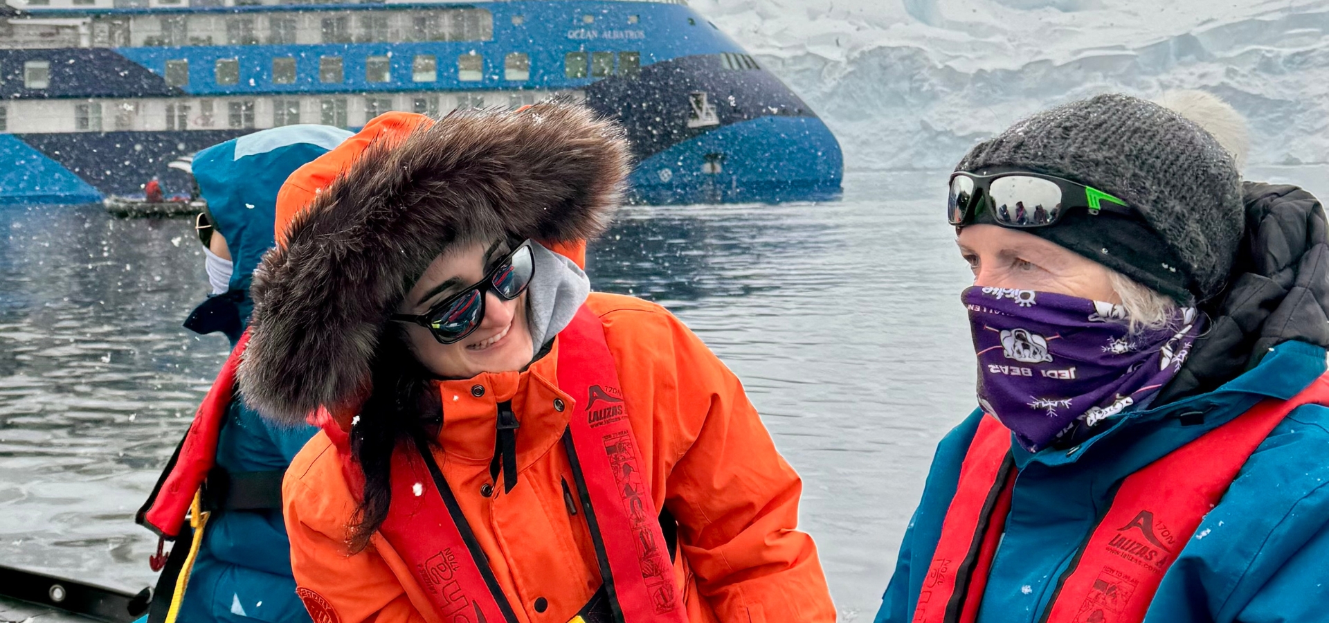 Qué llevar a la Antártida: pasajeros en zodiac con parka impermeable y gafas de sol.