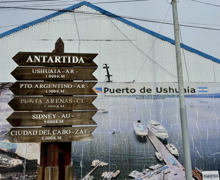Cartel a la entrada del puerto de Ushuaia para viajes Antártida Last Minute