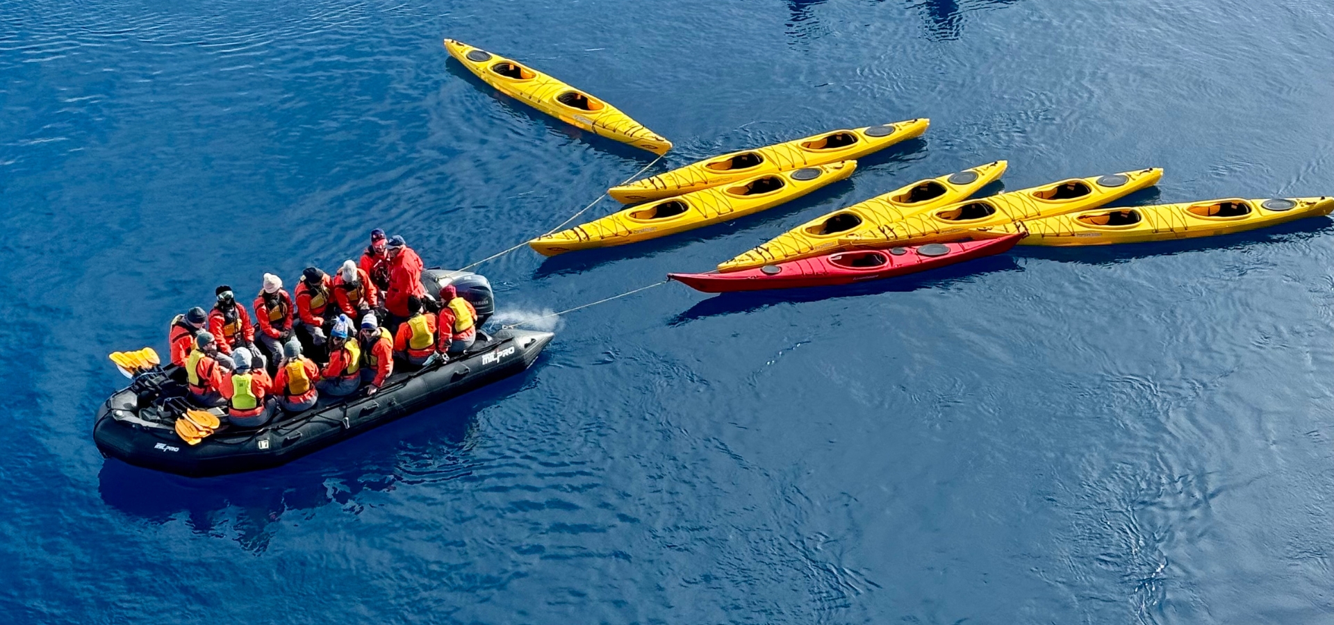 Kayakistas en la Antártida: actividad cubierta por el seguro de viaje.