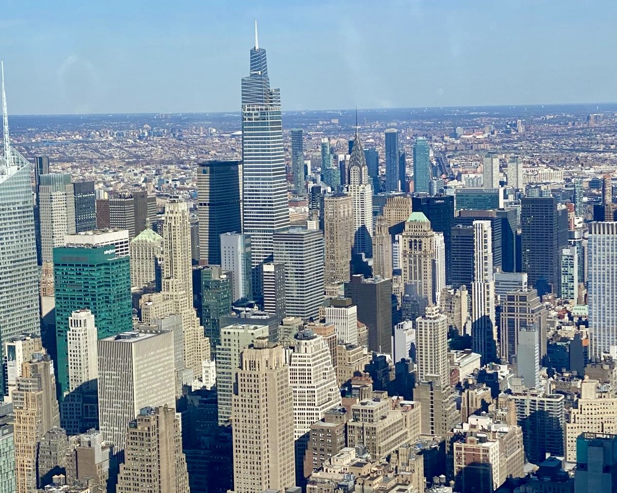 Perfil de Manhattan con rascacielos para ilustrar cómo se puede viajar a USA como turista ya que la ciudad es uno de los destinos favoritos de los turistas extranjeros.