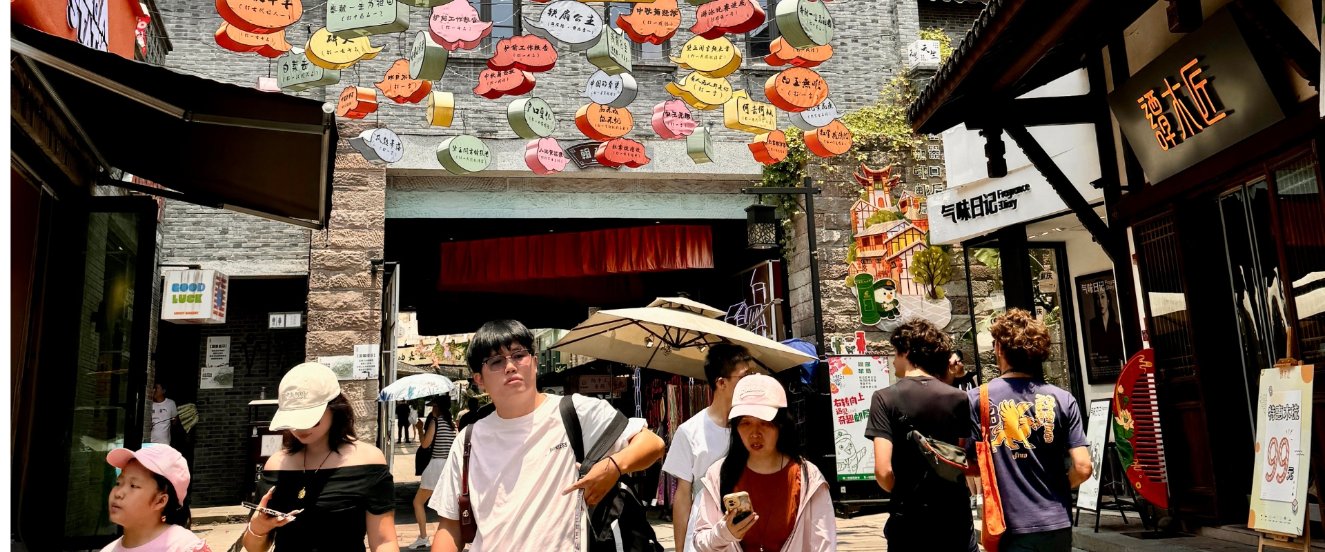 Turistas paseando por una calle decorada en China