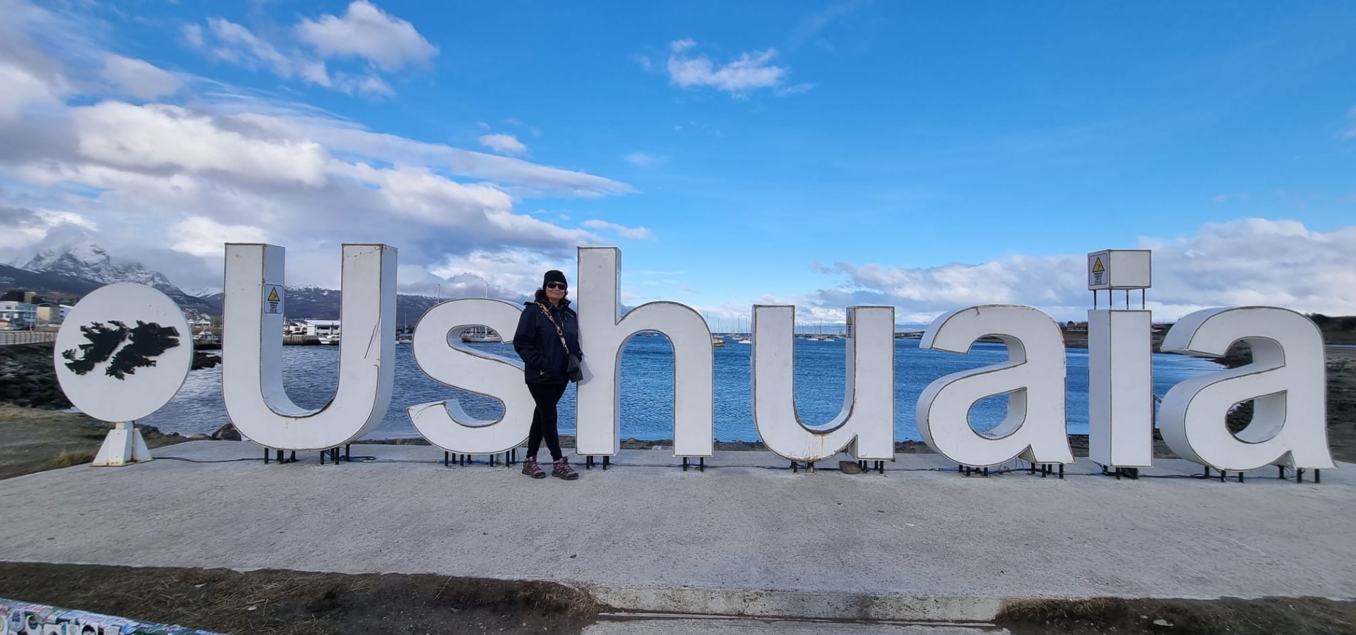 Cartel de bienvenida a Ushuaia, punto de partida de los cruceros a la Antártida