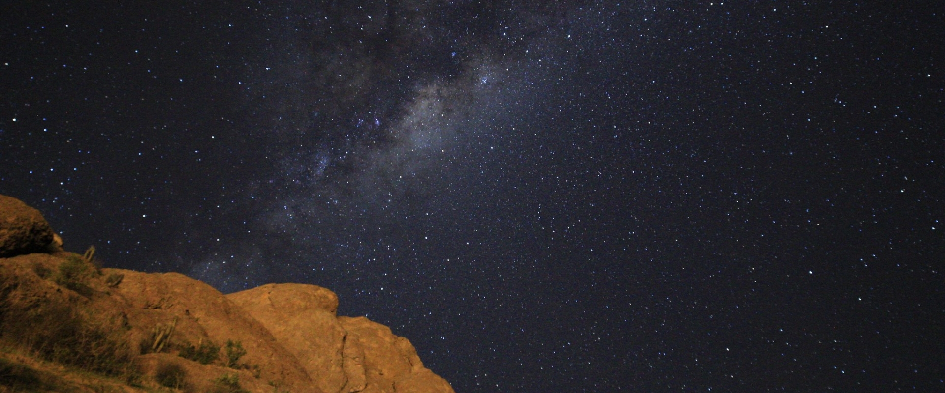 Cielo estrellado sobre el Valle del Elqui, Chile, destino de turismo astronómico