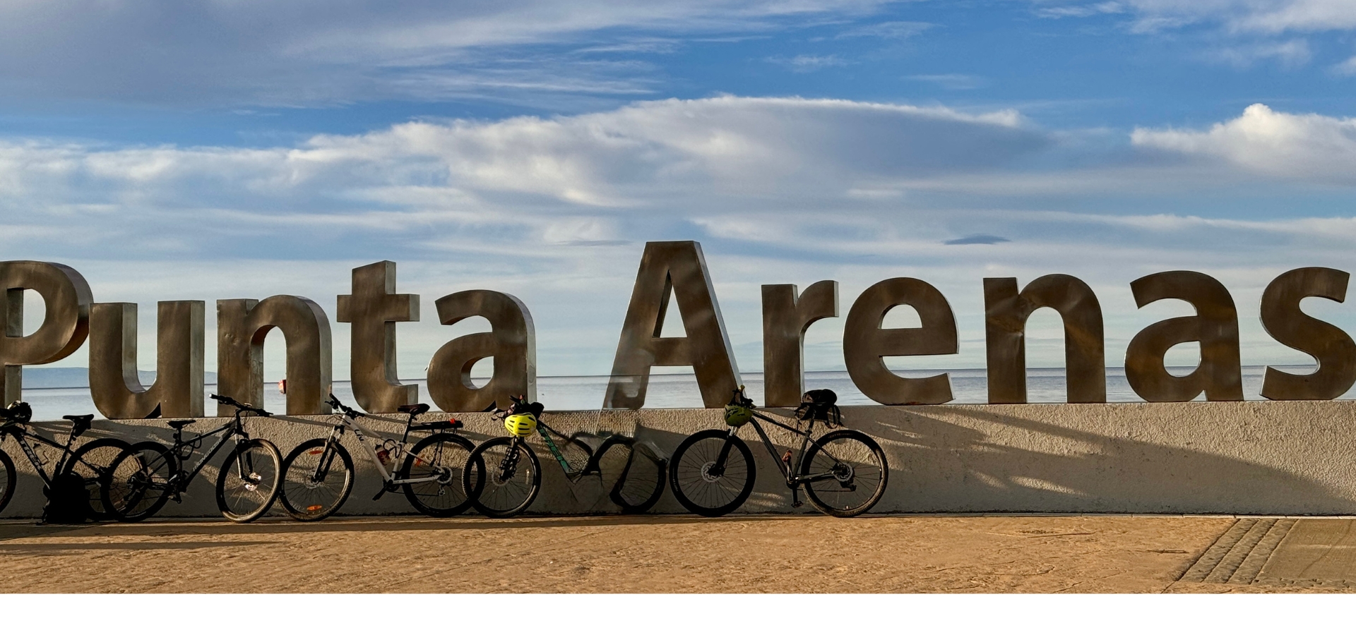 Letras de Punta Arenas en el paseo marítimo, punto de salida para el vuelo a la Antártida