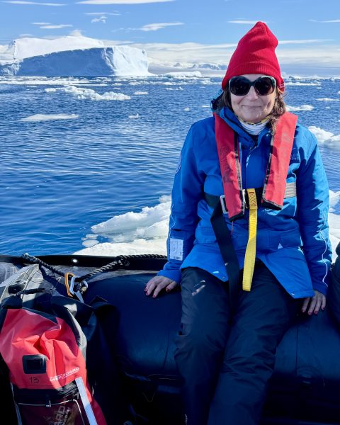 Excursión en zodiac en la Antártida con pantalón impermeable de alquiler Ocean Albatros noviembre 2024