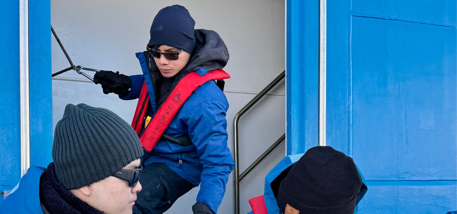 Pasajeros en zodiac regresando al barco durante una expedición a la Antártida.